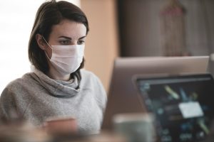 Een zieke freelancer die vanuit huis werkt.