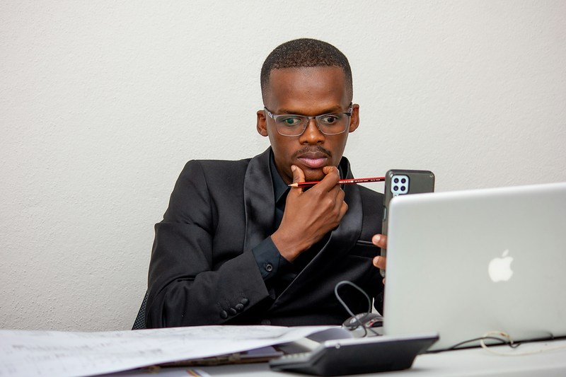 Zzp’er bekijkt documenten over AVB en BAV aansprakelijkheidsverzekering