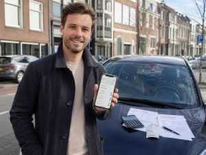 Startende zzp'er in 2026 vergelijkt zakelijke autokosten met kilometerregistratie en verzekeringspapieren bij zijn auto