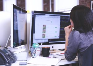 Een persoon achter de computer